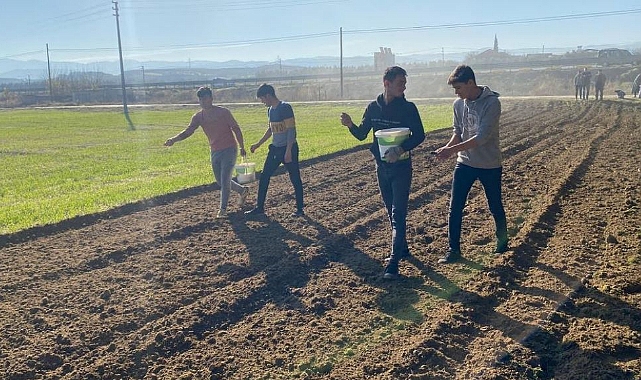 Çiftçiler, Büyükşehir’in Projesinden Yüksek Verim Aldı