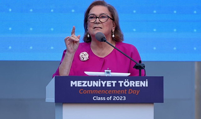 GÜLER SABANCI, MEZUNLARA YAPAY ZEKA İLE SESLENDİ