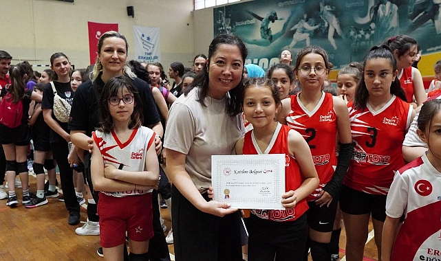 MANİSA'DA MİNİ VOLEYBOL ŞENLİĞİ COŞKUYLA YAPILDI