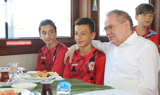 Başkan Demir, futbol altyapı oyuncularıyla bir araya geldi