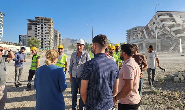 Malatya'da Ağır Hasarlı Binalar Dinamitle Yıkılıyor