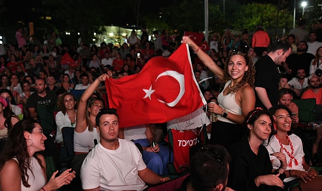ŞAMPİYONLUĞU KALAMIŞ'TA 20 BİN VOLEYBOL SEVER KUTLADI