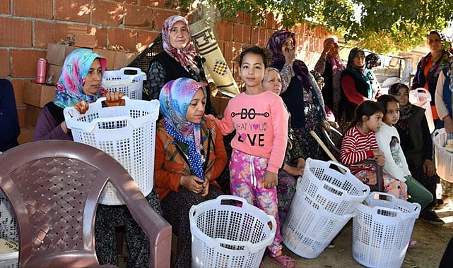 Büyükşehir çiftçi kadınların gününü tarlada kutladı