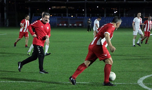 İl protokolü ile Samsunspor’un eski futbolcuları dostluk maçında karşılaştı
