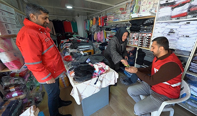 DEPREMZEDE ESNAF KIZILAY’LA İŞİNE DEVAM EDİYOR