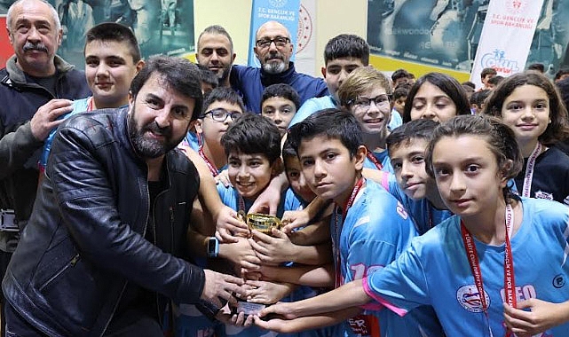 Manisa’da okul sporları küçükler hentbol müsabakaları sona erdi