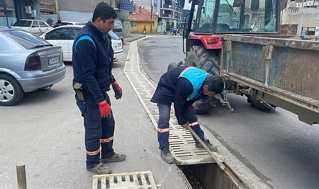 Salihli’de İki Mahallenin Yağmursuyu Izgaraları Temizlendi