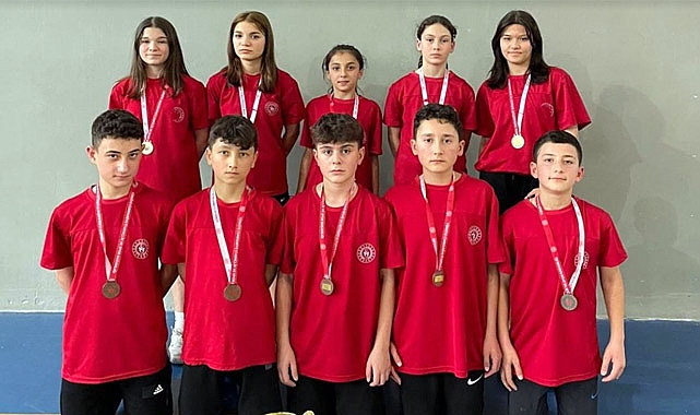 Bafra Atatürk Ortaokulu, Badminton Alanında İl Birincisi ve Üçüncüsü Oldu