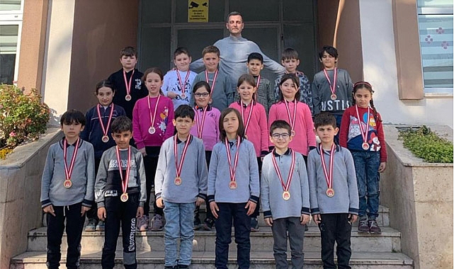Satranç Kursunu Bitiren Öğrencilere Madalya ve Pasta Sürprizi