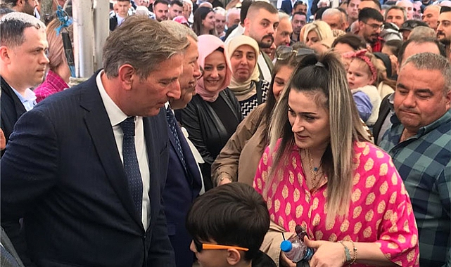 Başkan Candal vatandaşlarla ilçe meydanında bayramlaştı