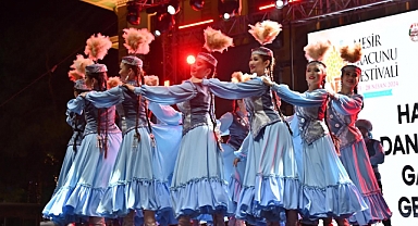 Manisa'da Uluslararası Mesir Macunu Festivali'nde Halk Dansları Gala Gecesi Büyüledi