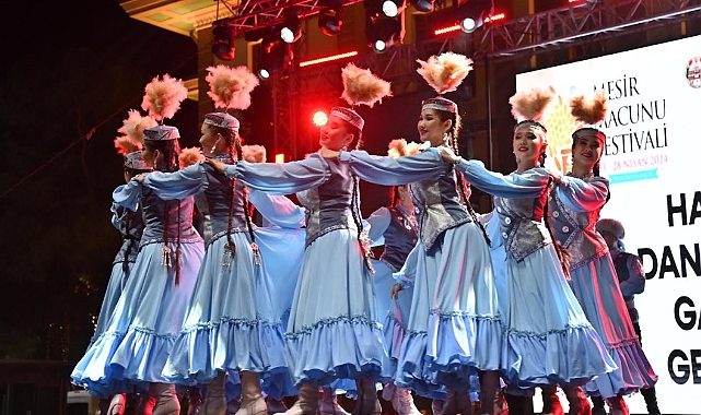 Manisa'da Uluslararası Mesir Macunu Festivali'nde Halk Dansları Gala Gecesi Büyüledi