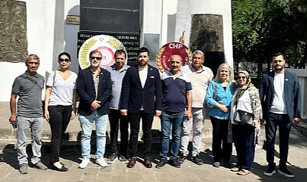 CHP Diyarbakır İl Başkanlığı Atatürk Anıtı'na Çelenk Bıraktı