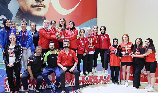 Manisa'da Masa Tenisi Heyecanı: Yurtlar Arası Spor Oyunları Coşkuyla Tamamlandı