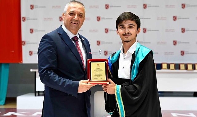 Okulun Gururu: İsa Beytullah Cepe Mezuniyet Töreninde Plaket ve Başarı Belgesi