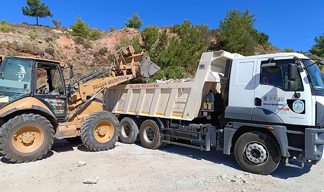 Efes Selçuk’ta Moloz Temizliği: Büyükşehir ile Ortak Çalışmalar Devam Ediyor