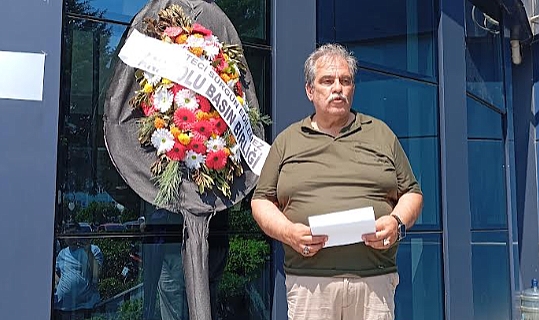Gazetecilerden Atakum Belediye Başkanı'na Siyah Çelenkli Protesto