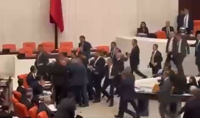 Karaismailoğlu, 'Biji Serok Öcalan' sloganları atan Ali Bozan'a Müdahale Etti