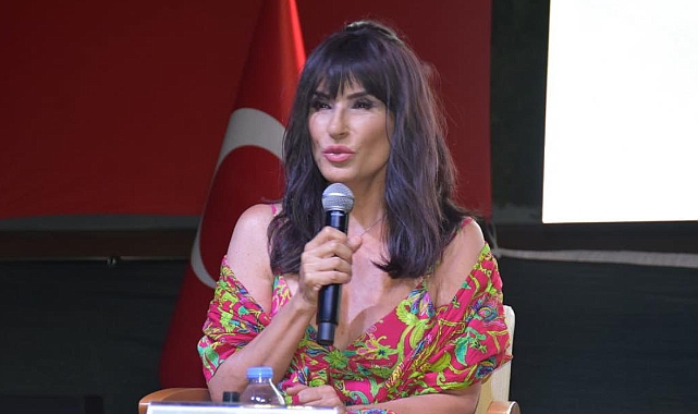 Ayşegül Aldinç’ten Instagram Eleştirisi: 'Asansöre Binerken Bile Poz Veriyorlar!'