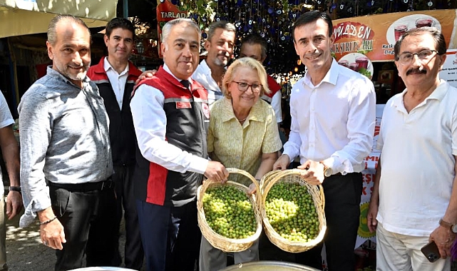 İzmir'in Benzersiz Lezzeti: Bademli Koruk Şerbeti Kazanlarda Kaynadı!