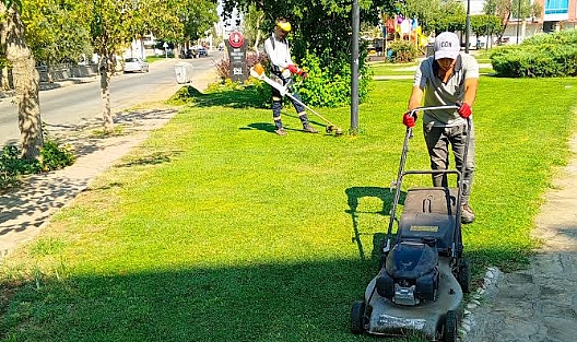 Salihli'de Yeşil Alanlarda Çim Biçme Çalışması