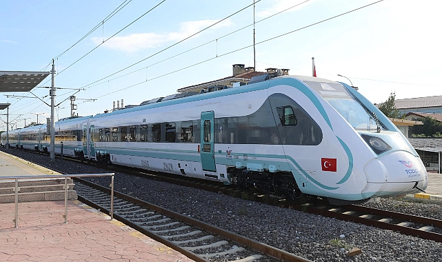ADAPAZARI-GEBZE BÖLGESEL TRENİ BÜYÜK İLGİ GÖRÜYOR