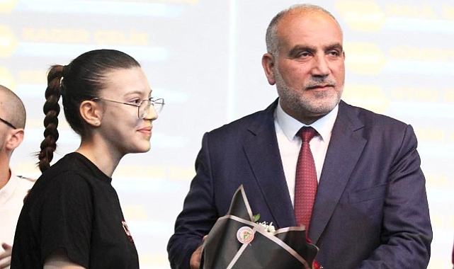 İbrahim Sandıkçı: YKS ve LGS’de Derece Elde Eden Tüm Öğrencilerimizi Hediyeleriyle Buluşturduk