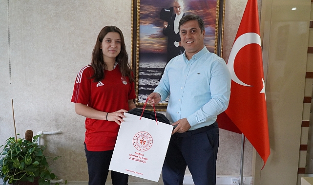 İl Müdürü Yunus Öztürk, Milli Badmintoncu Ravza Bodur'u Tebrik Etti