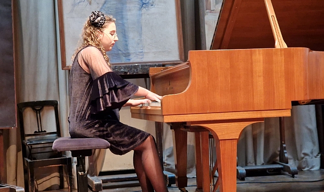 14 Yaşındaki Genç Piyanist Aylin Topuz’dan Türkiye’ye Büyük Başarı
