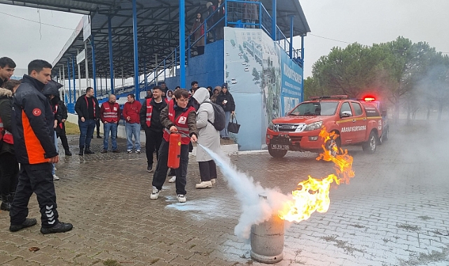 Büyükşehir İtfaiyesi’nden Kızılay Gönüllülerine Temel Yangın Eğitimi
