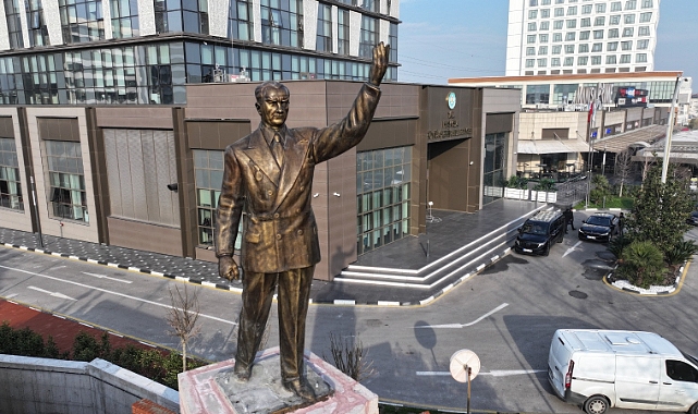Manisa'da Atatürk Heykeli Kalıcı Yerine Kavuştu