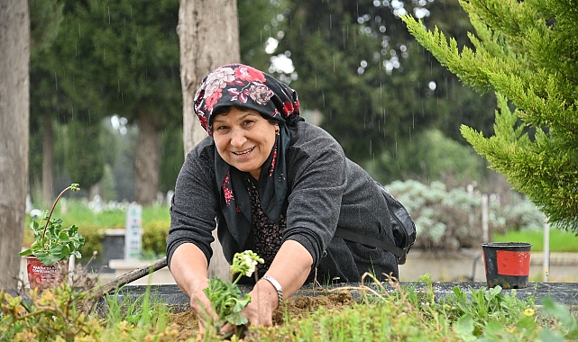 Manisa’da Arife Günü Mezarlıklarda Çiçek Ve Tesbih Dağıtıldı