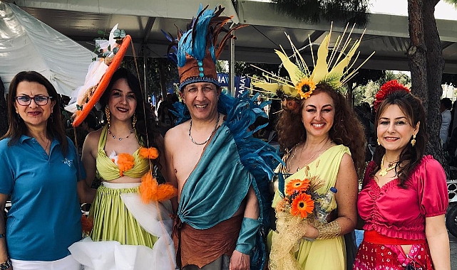 Alaçatı Ot Festivali'nde En Renkli Kortej: İzmir Aşkına Derneği Göz Kamaştırdı