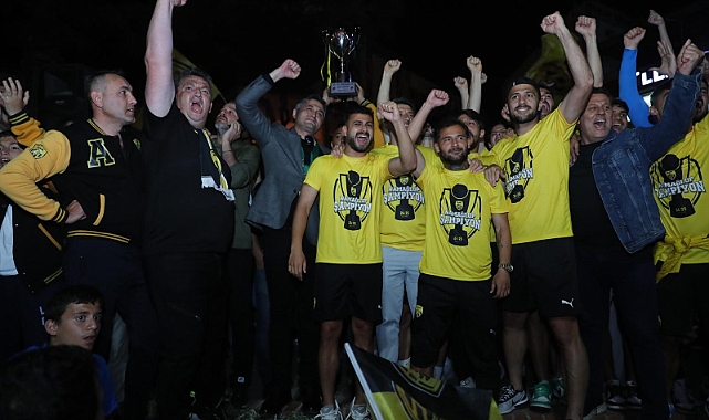 Aliağa'da Tarihi Gece: Demokrasi Meydanı'nda Şampiyonluk Coşkusu