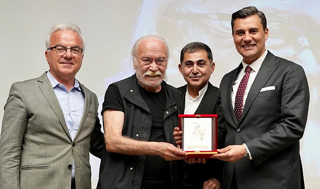 Cahit Berkay ödülünü liselerde okullarından sürgün edilen öğretmenler ve öğrencilerine adadı
