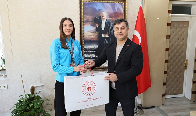 İl Müdürü Öztürk, Türkiye Şampiyonu Eylül Aygül’ü Ödüllendirdi
