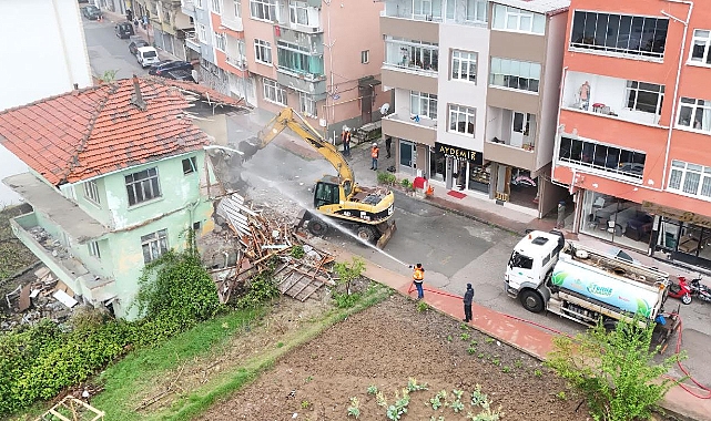 İLKADIM’DA METRUK YAPILAR YIKILIYOR, MAHALLELER NEFES ALIYOR