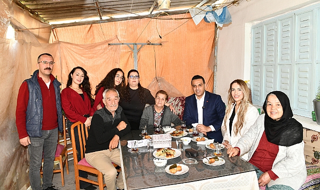 Leyla Teyze’ye Bayramda Türkülerle Sürpriz Ziyaret