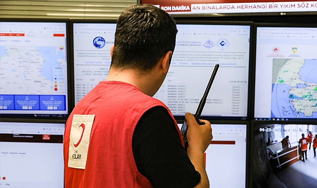 Türk Kızılay İstanbul Depremi Sonrası Beslenme Desteğiyle Toplanma Alanlarında