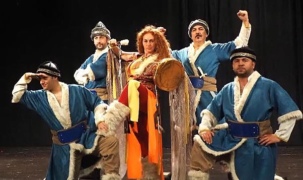 İzmir’in Rüyası Sahnede: 8500 Yıllık Tarih Kahkahayla Anlatıldı