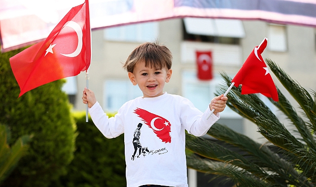 Narlıdere'de Bayram Coşkusu Demokrasi Meydanı'na Taştı
