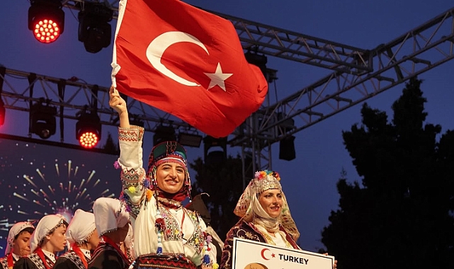 Ayvalık’ta Deniz, Kum, Güneş ve Halk Oyunlarıyla Unutulmaz Bir Festival