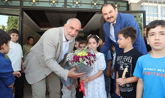 Canik Belediye Başkanı İbrahim Sandıkçı, öğrencilerin karne sevincini paylaştı.