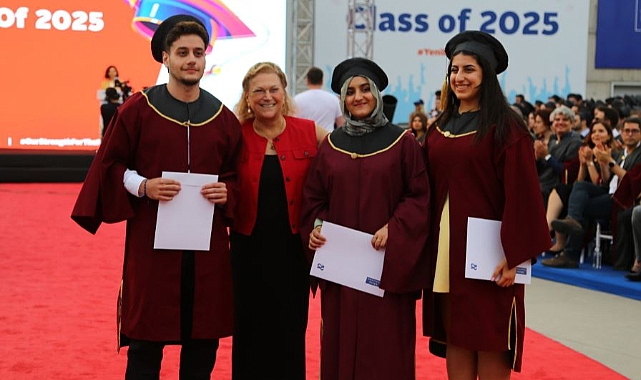 Sabancı Üniversitesi 25. Yılında Yeni Mezunlarını Uğurladı