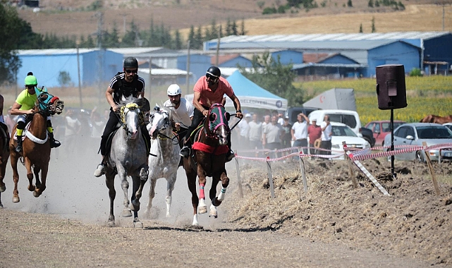 Çorum’da 15 Temmuz Anısına Düzenlenen At Yarışları Nefes Kesti