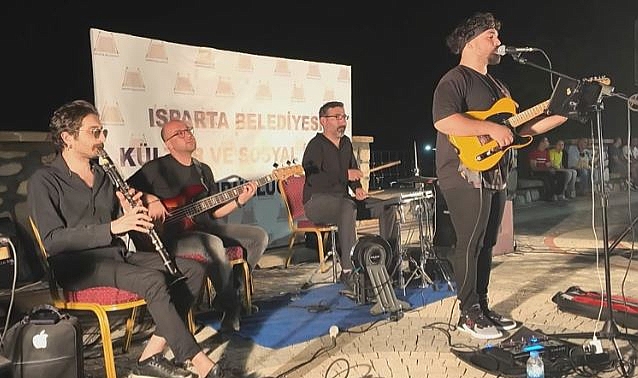 Isparta Kirazlıdere’de Canlı Müzik Dinletisi Vatandaşlardan Tam Not Aldı