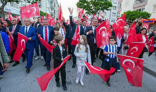Gaziemir’de 30 Ağustos Zafer Bayramı Coşkusu: Halk Dansları ve Çiğdem Taştan Konseri