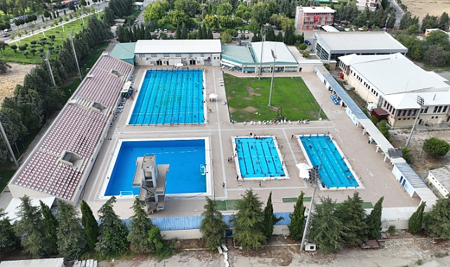 Manisalılar Serinlemek İçin Atatürk Olimpik Spor Kompleksi Havuzuna Akın Etti