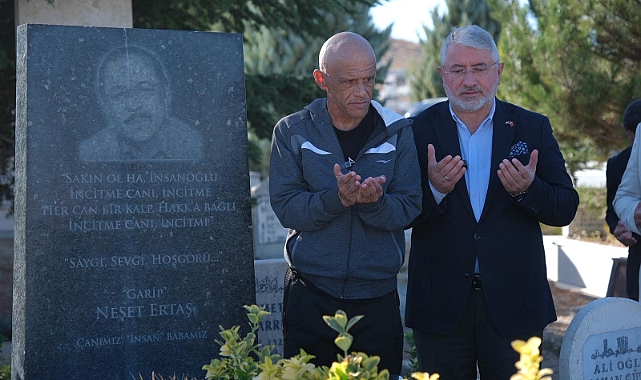 Darbukacı Gökhan’ın hayali Neşet Ertaş’ın kabrinde gerçekleşti