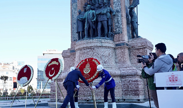 İstanbul'un Kurtuluşu'nun 102. yılı törenle kutlandı